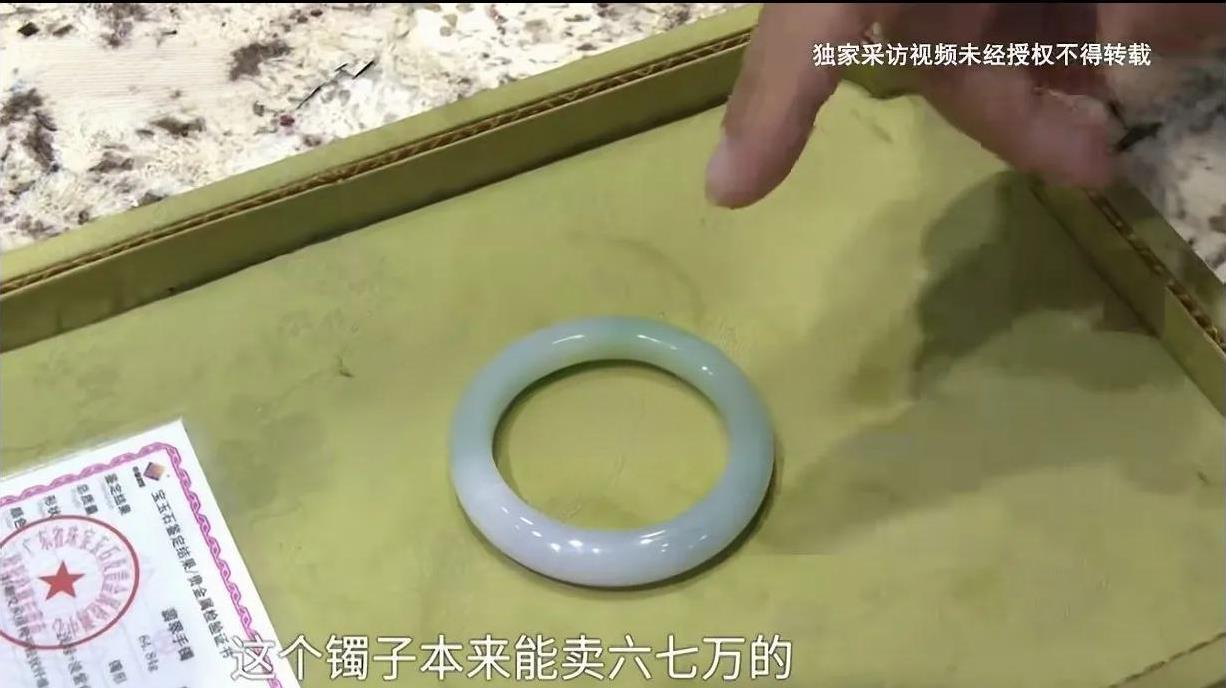 河南郑州，一男子去玉器店看70000元的手镯，手一抖掉地上摔裂了，店家：这个玉镯