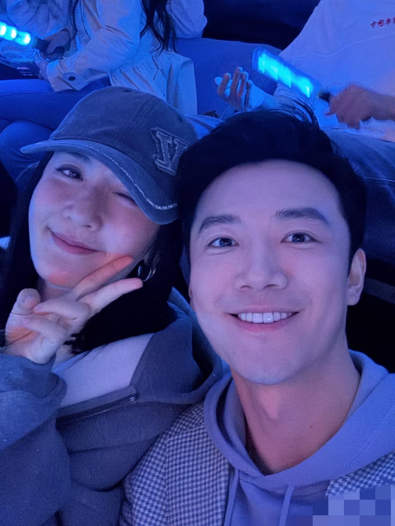 3月28日，谢娜助阵张杰鸟巢演唱会，坐帅哥旁边，专门买了一顶新帽子，戴了帽子走在