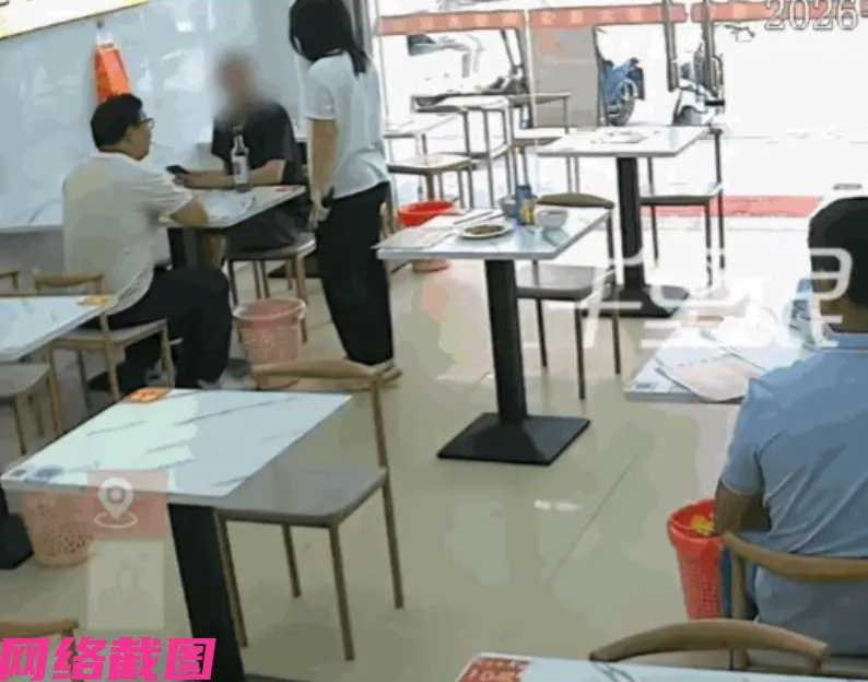 广东广州有女子在一处餐馆吃饭时，看到有两男子进来店内就开始抽烟，女子本来就反感有