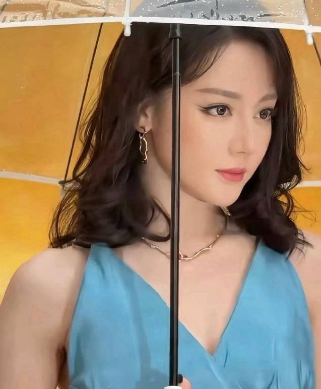 迪丽热巴化妆师还是王亚飞！迪丽热巴粉丝早就不满意王亚飞了，今年春晚的妆造让粉丝