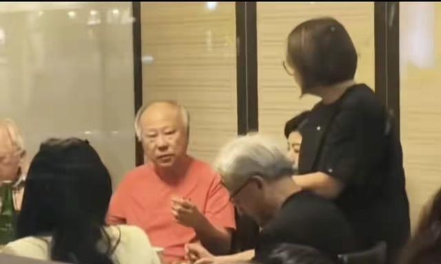 大佬又如何，一样难逃“血脉压制”！黄仁勋连夜飞回台湾，跟大哥一家和父母一起聚餐，