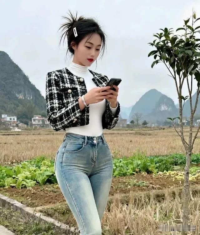 田园风光中的时尚穿搭，尽显自然与时尚的完美结合。