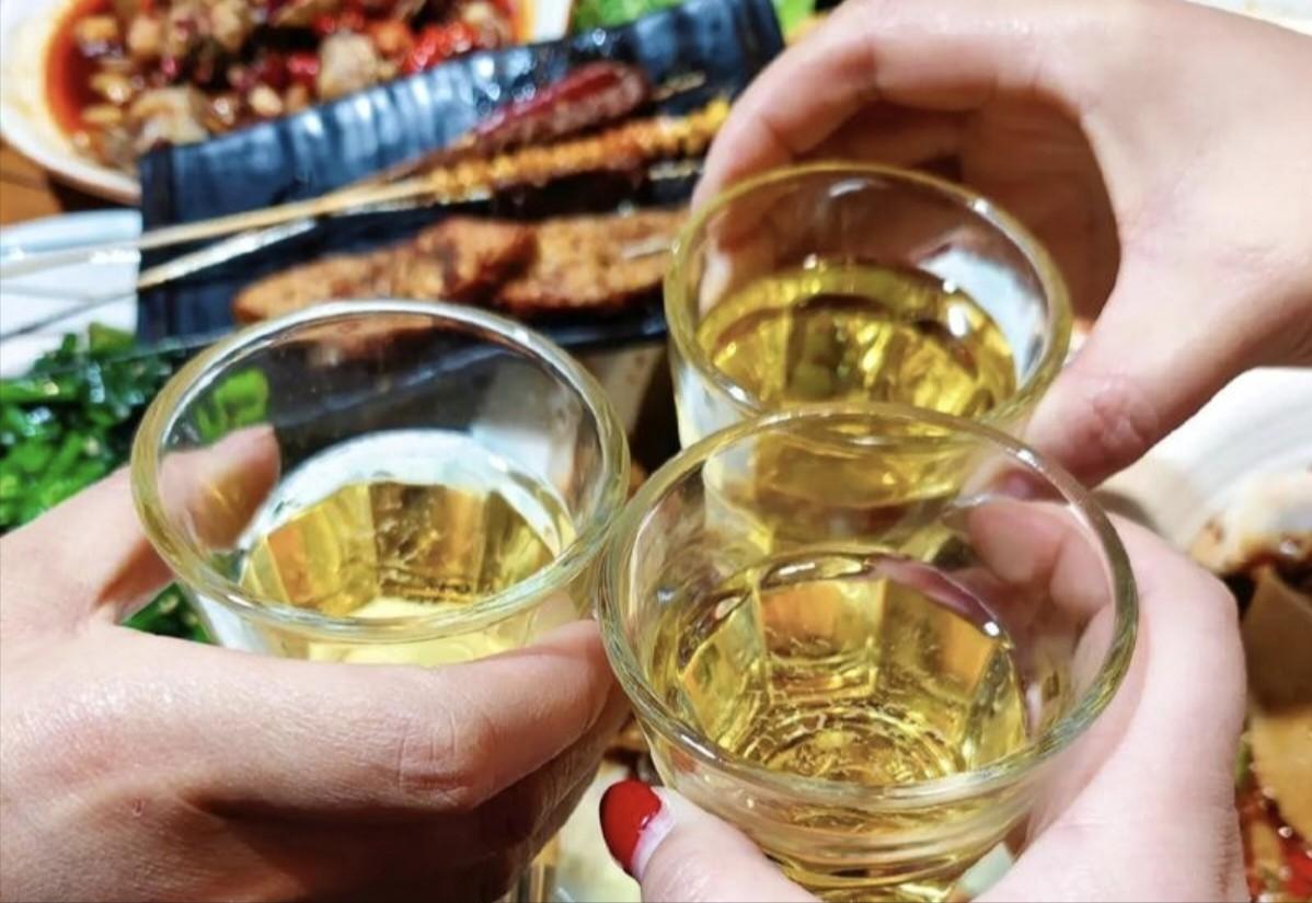 山东，一女孩和两男子一起喝酒撸串，期间与一男子聊的火热，结束后，女孩让男子送她回