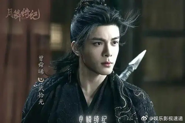 估计郭敬明比吃了苍蝇都恶心，原因很简单，《月鳞绮纪》空降4月1号就开播了，但鞠婧