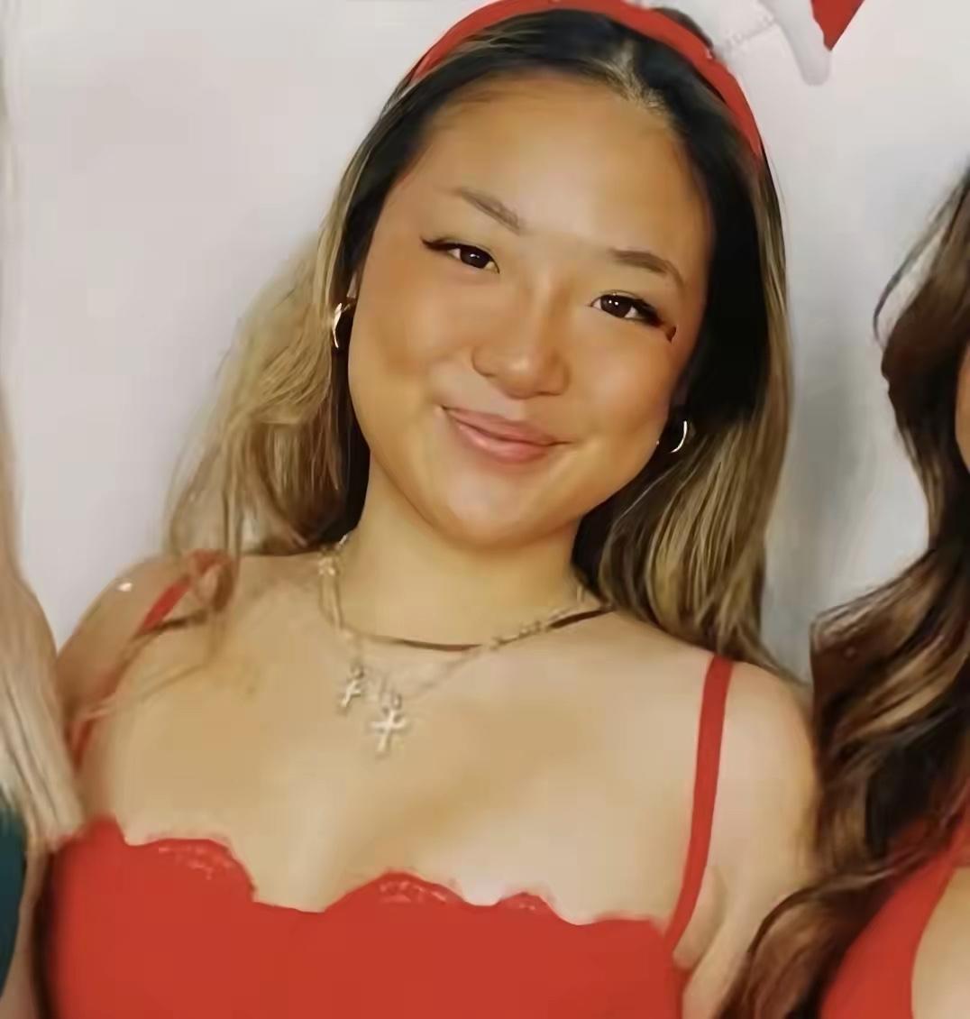 张学友25岁大女儿张瑶华近照曝光！她染了一头黄发，还做了美黑，画上精致浓妆，满满