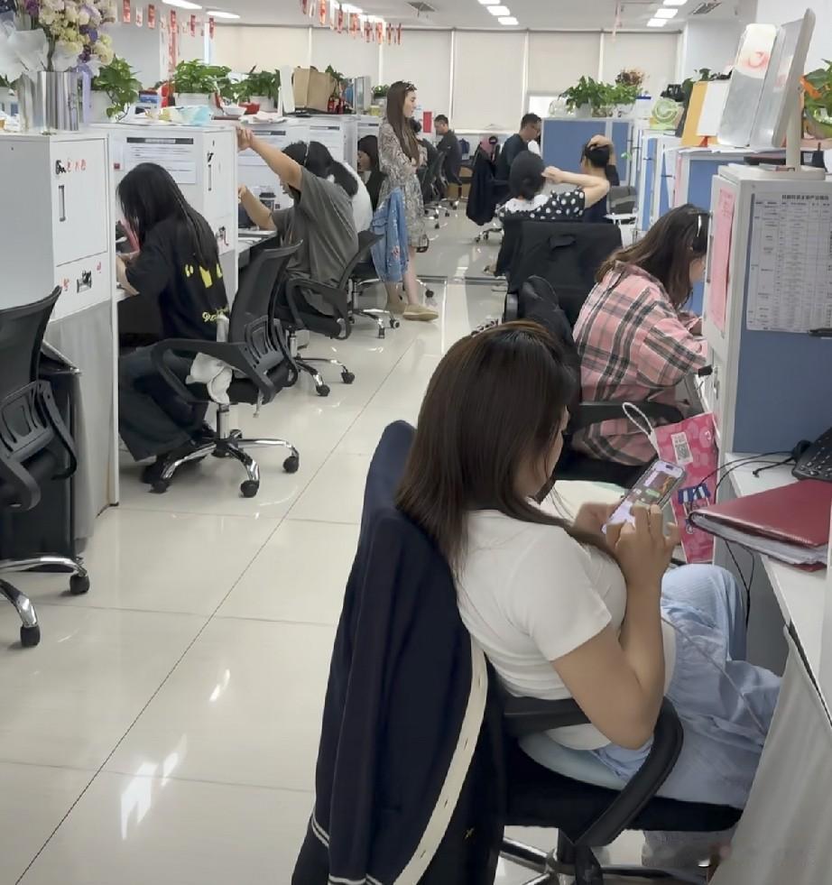 真真领教了什么叫越老越妖！同样是号召员工参加公司团建活动，hr专员小妹发的通知是