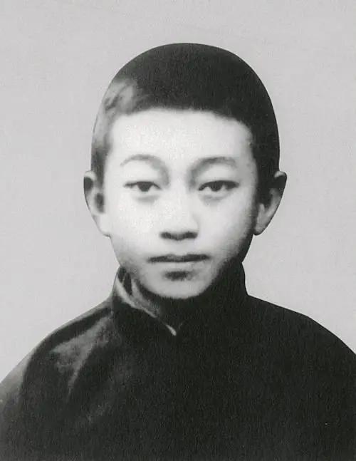 1921年，福州名手林贻堂和人下围棋，赌注是五块银元，占尽上风之时，一个7岁的小