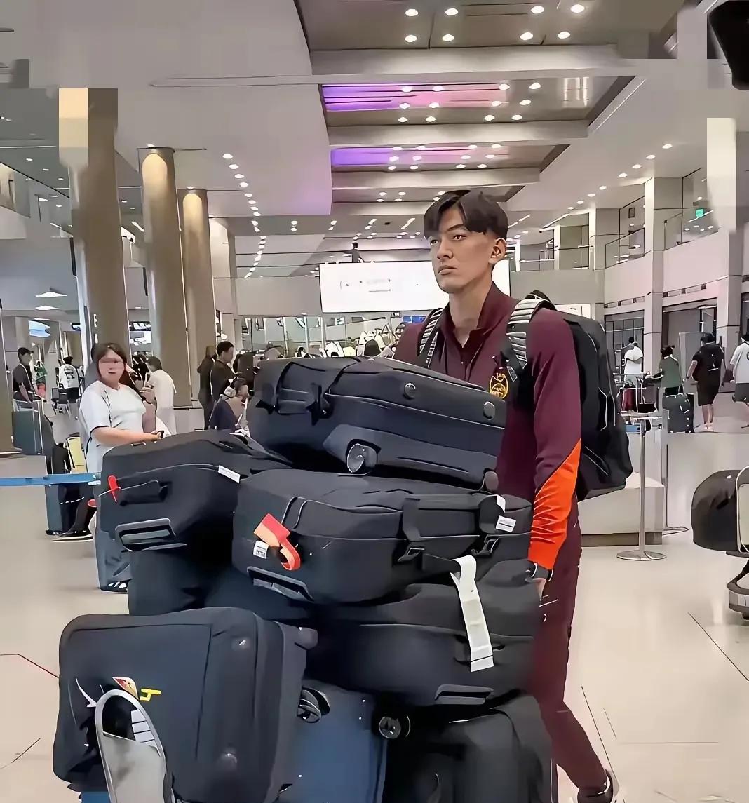 服了国足了，去踢个东亚杯就一两天行程，每个人都带那么多行李，真不知道装了啥。7