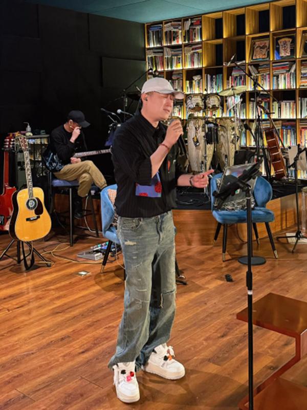 张鹤伦瘦了，不油腻了，变得有型，帅气。张鹤伦的标签太多了，与演员有关的“坟王”，