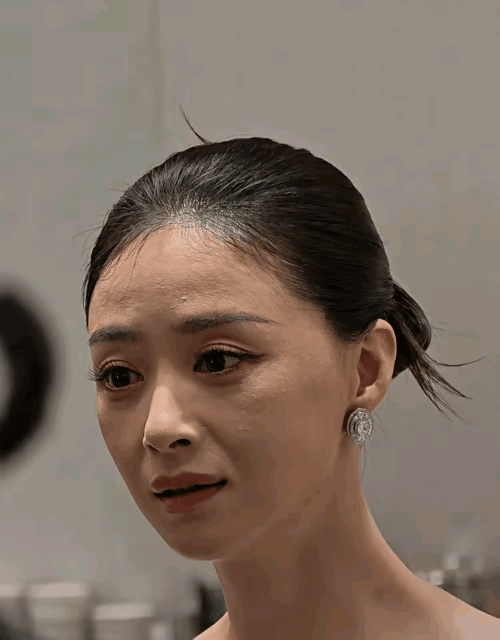 好久没见过这么有“活人感”的明星生图了。42岁的蒋欣好真实好自然，真是骨相美人。