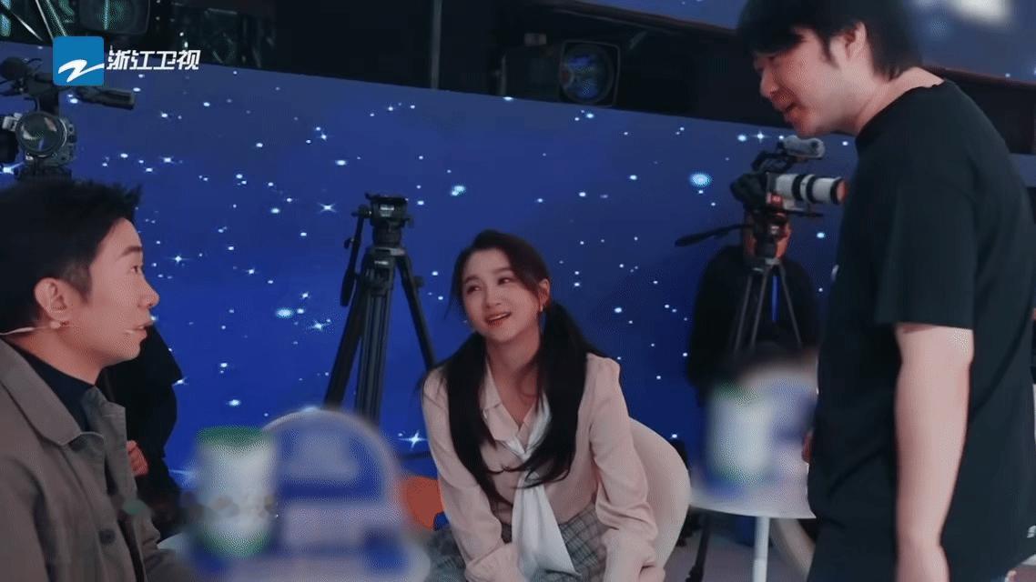 关晓彤聊了半天没认出吴彤在《王牌对王牌》录制中场休息时，关晓彤与宋亚轩讨论妆造，