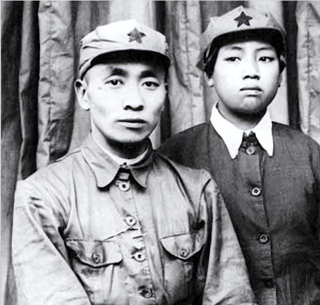 1924年，18岁的谭政与15岁的陈秋葵成婚，她乃大将陈赓之妹。婚后不久，陈秋葵