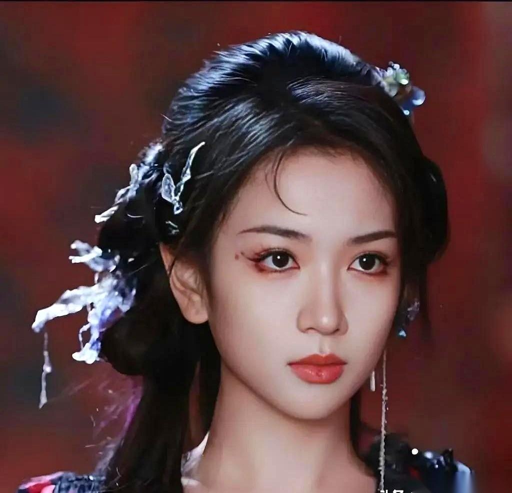 提起演员代露娃，一段关于她早年艺考的网传旧事，直接扯开了一个破产家庭最窒息的瞬间