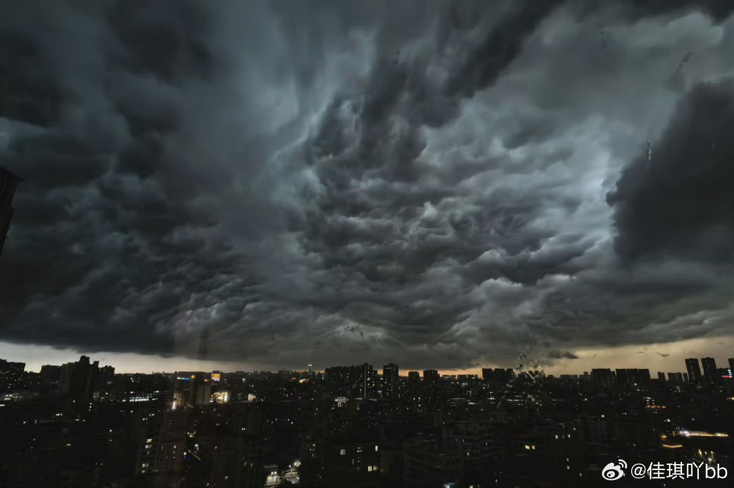 广州暴雨前的末日景象