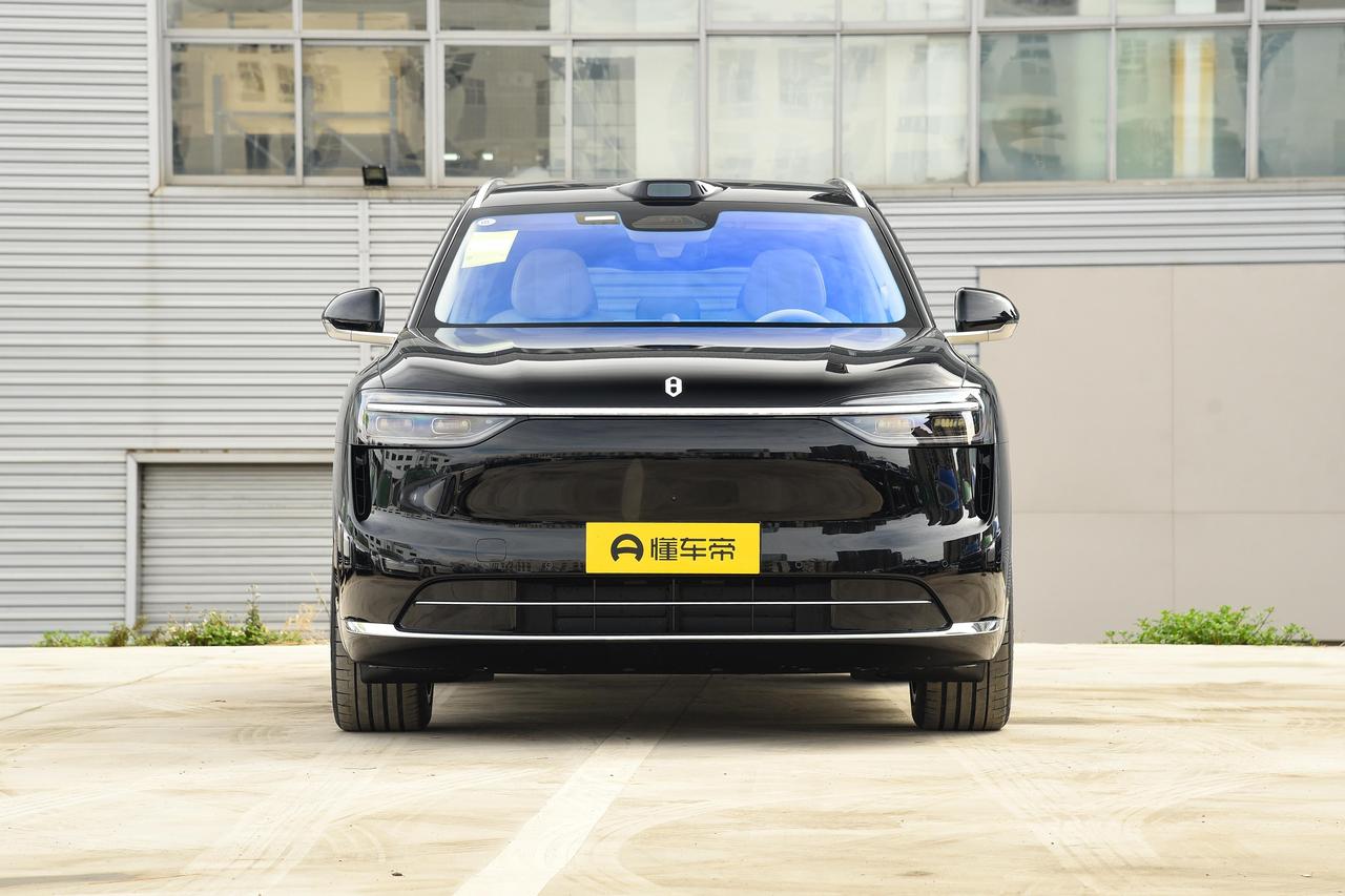 第一眼看到问界M7前脸其实挺顺眼，贯穿灯也大气，但侧面真的一般，车头有点长，车身