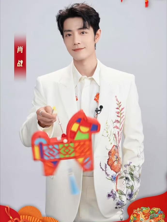 谁懂啊！春晚马场被肖战的红海直接点燃，放眼望去全是温柔又震撼的红色，一眼就被狠狠