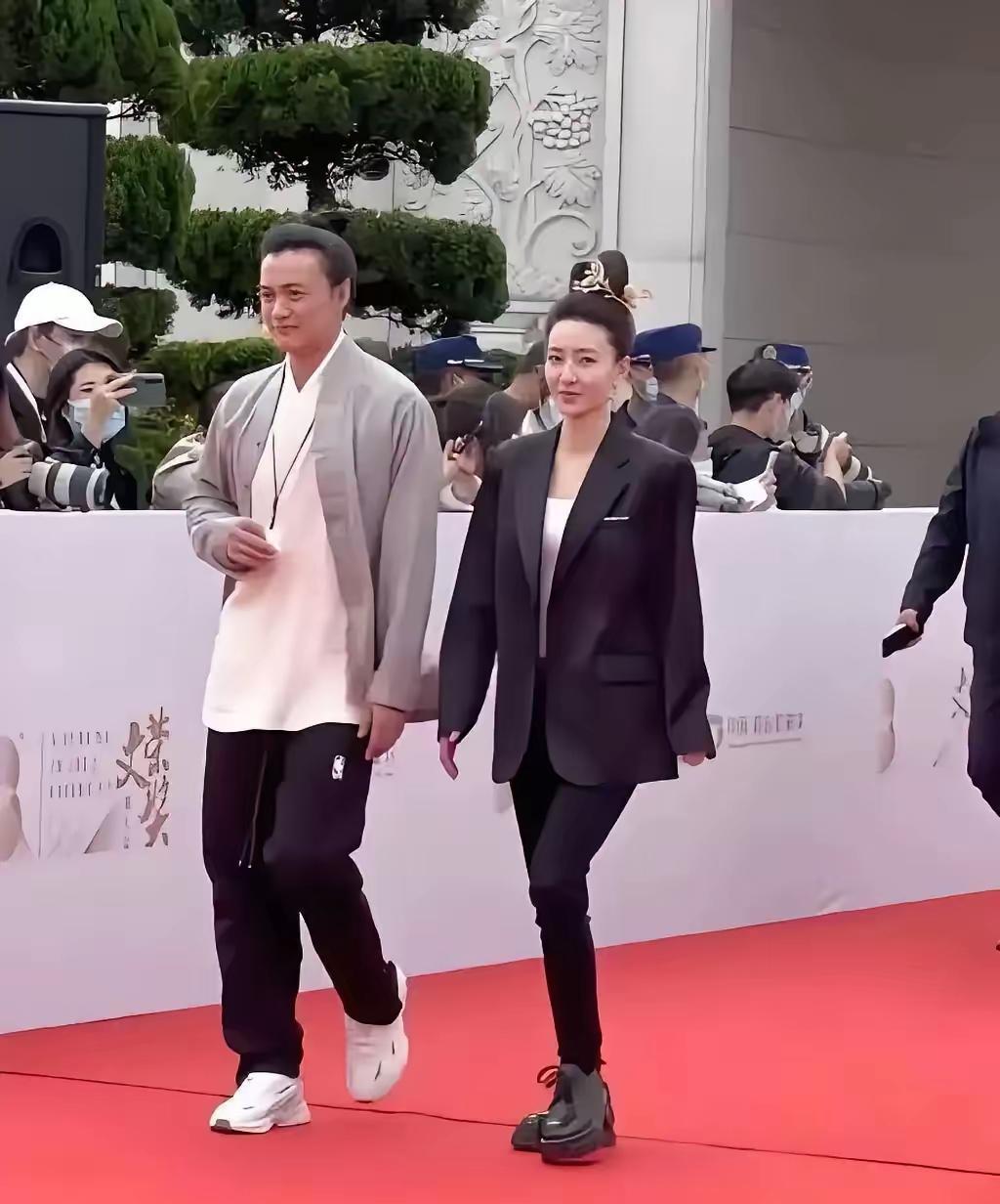 王丽坤，167cm，这造型像是穿越了