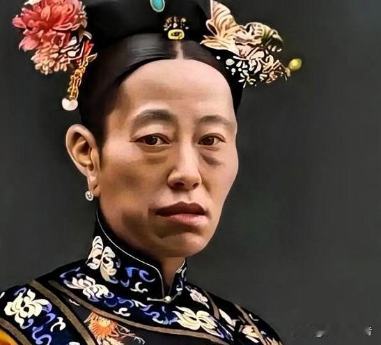 1888年，隆裕嫁给了光绪，新婚当夜，光绪跪地大哭：“我不能与你同房！”没想到守