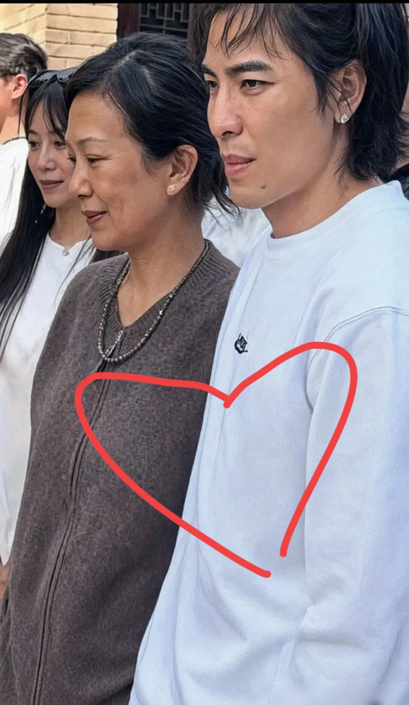 萧敬腾娶了大14岁的林有慧，全网都在等他们什么时候崩。结果林有慧直接素颜站他旁边，连口红都没涂。那种
