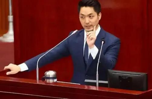 蒋万安今天开口了，很多人以为，台北市长终于站出来，这是一次迟到但有力的回应。错了
