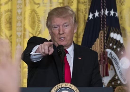 全世界都会看错一个人。这个人就是特朗普，被好多媒体塑造成一个低智、行为不正常、信