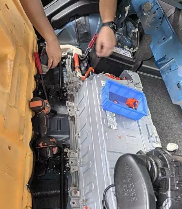 有一位朋友购买了一辆丰田双擎汽车，他问我电池要不要经常充电或者需要定期保养。我