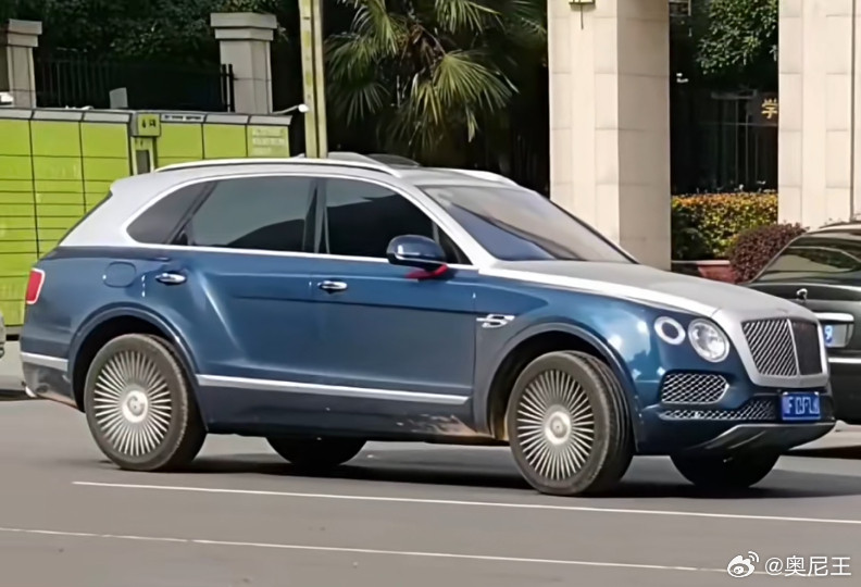 看见一台土爆了的宾利，事实证明，审美跟财富并不成正比，宾利添越配上土锤的轮毂和土