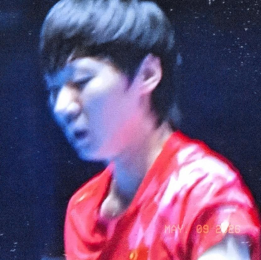 王曼昱3-0击败斯佐科斯，中国队2-0领先罗马尼亚队。第二盘第3局，双方决斗陷
