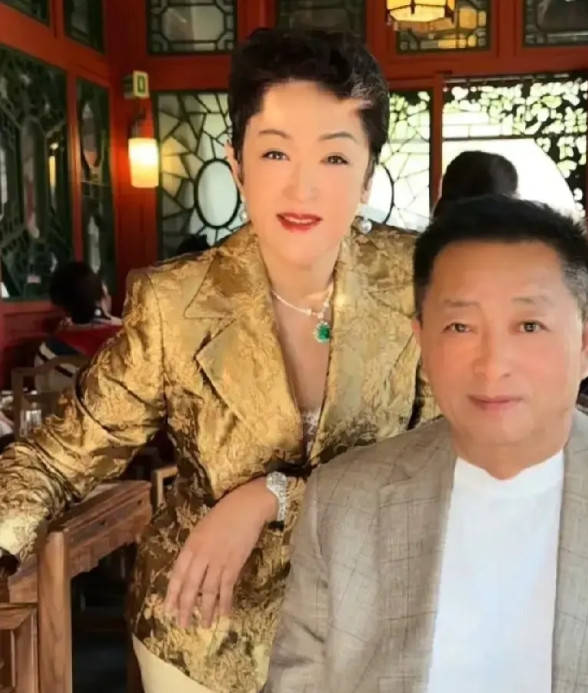 汪小菲的父亲真有福气！今天汪小菲顺利举行婚礼，他父亲带着现任都登台亮相了，两