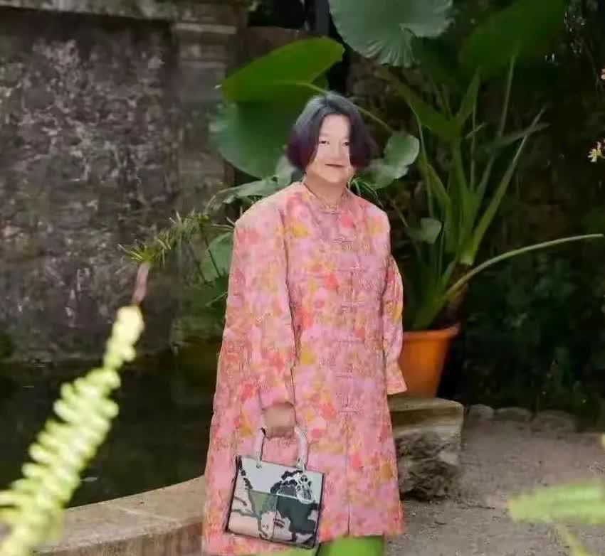 就洪晃这身材和长相，你可是真敢穿啊！任性啊！