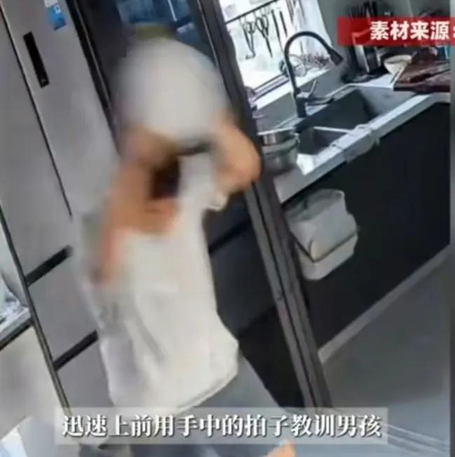 一名13岁的男孩，在家玩手机，受到父母批评，不让他继续玩手机，就开始撒气，男孩把