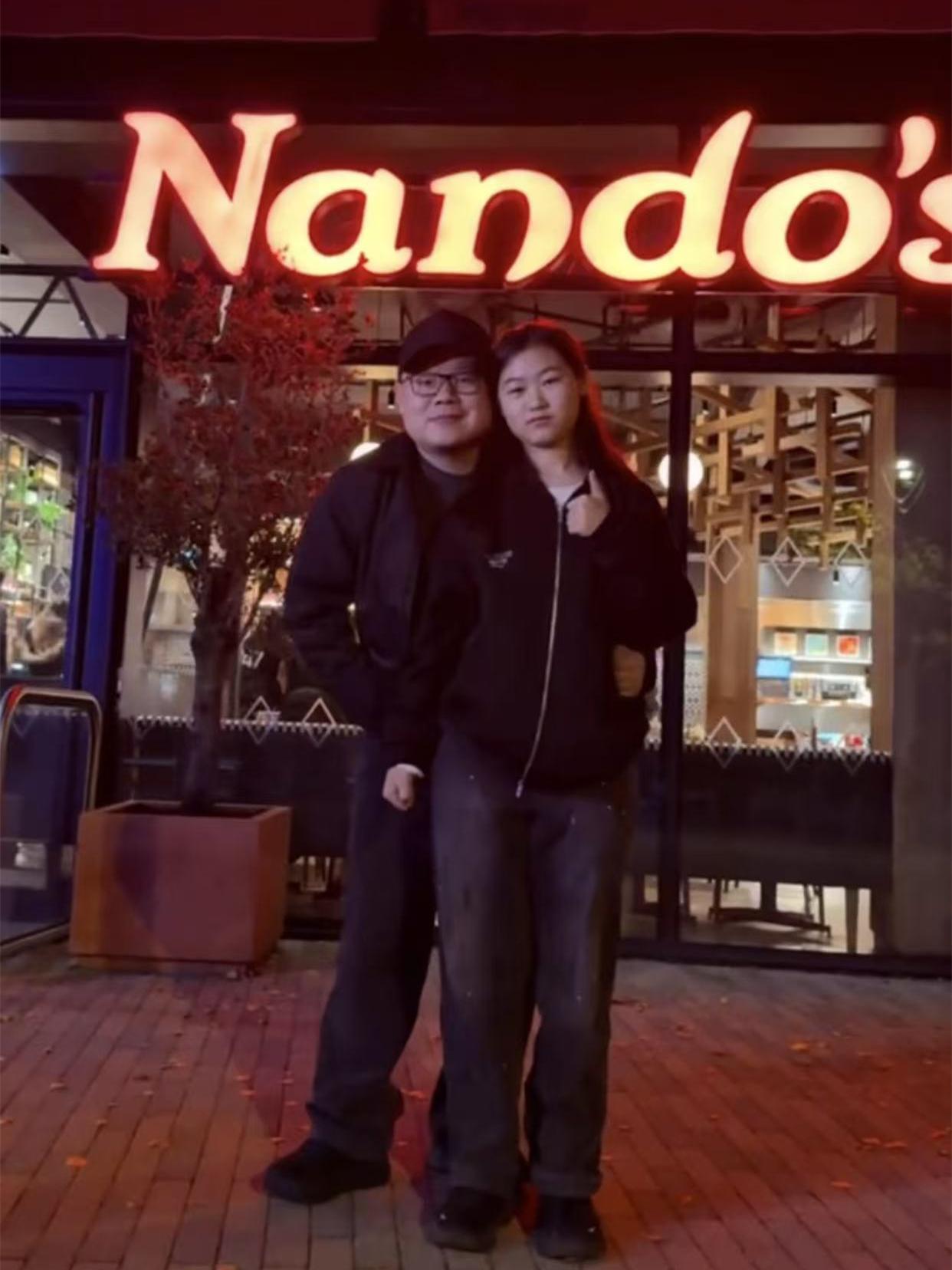 岳云鹏与女儿岳麓一在英国的合影照被晒！西安演唱会结束，岳云鹏带队到巴黎、伦敦举办