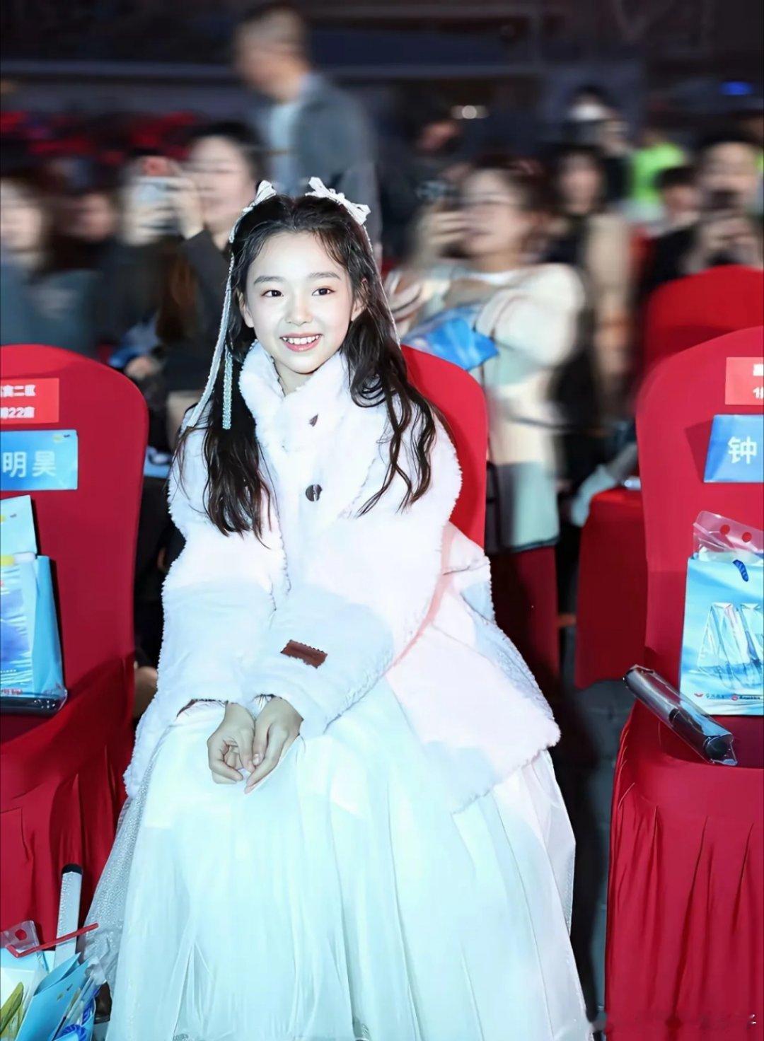 终于理解董璇不让张维伊和小酒窝住一起的原因了…现在看了小酒窝的美照，发现她确实是