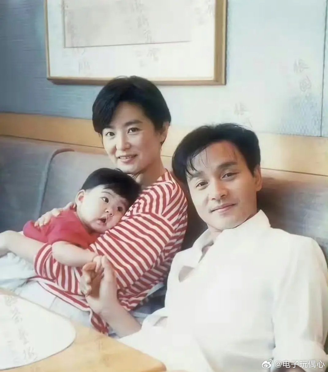 25年前，张国荣去探望刚刚做了妈妈的林青霞。