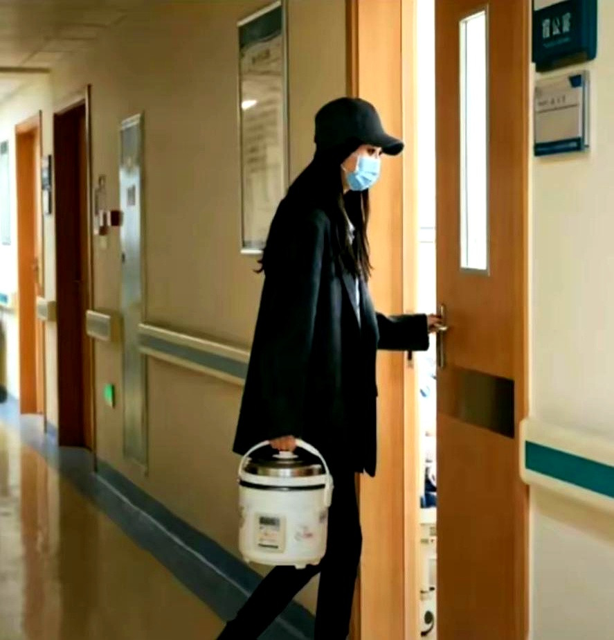 看了唐嫣愿意提着电饭煲给公公送饭唐嫣给公公送饭这事，背后藏着夫...