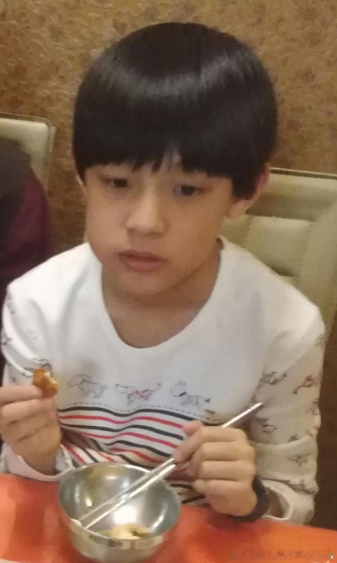 屏幕前的你可以祝这个小孩子儿童节快乐吗禹事不慌张