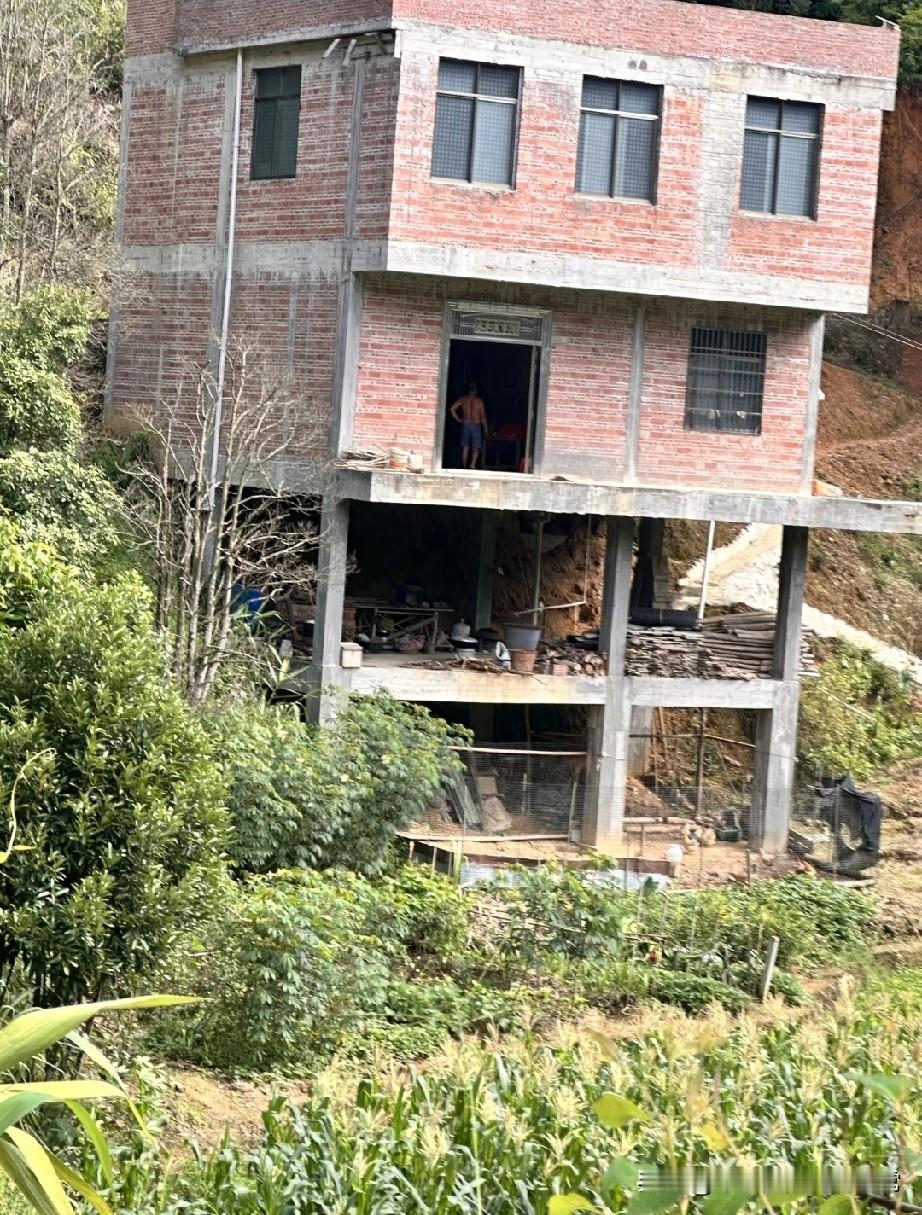 广西悬崖山上吊脚楼这样的房子你敢住吗！快看广西这栋神级吊脚楼！建在悬崖边上