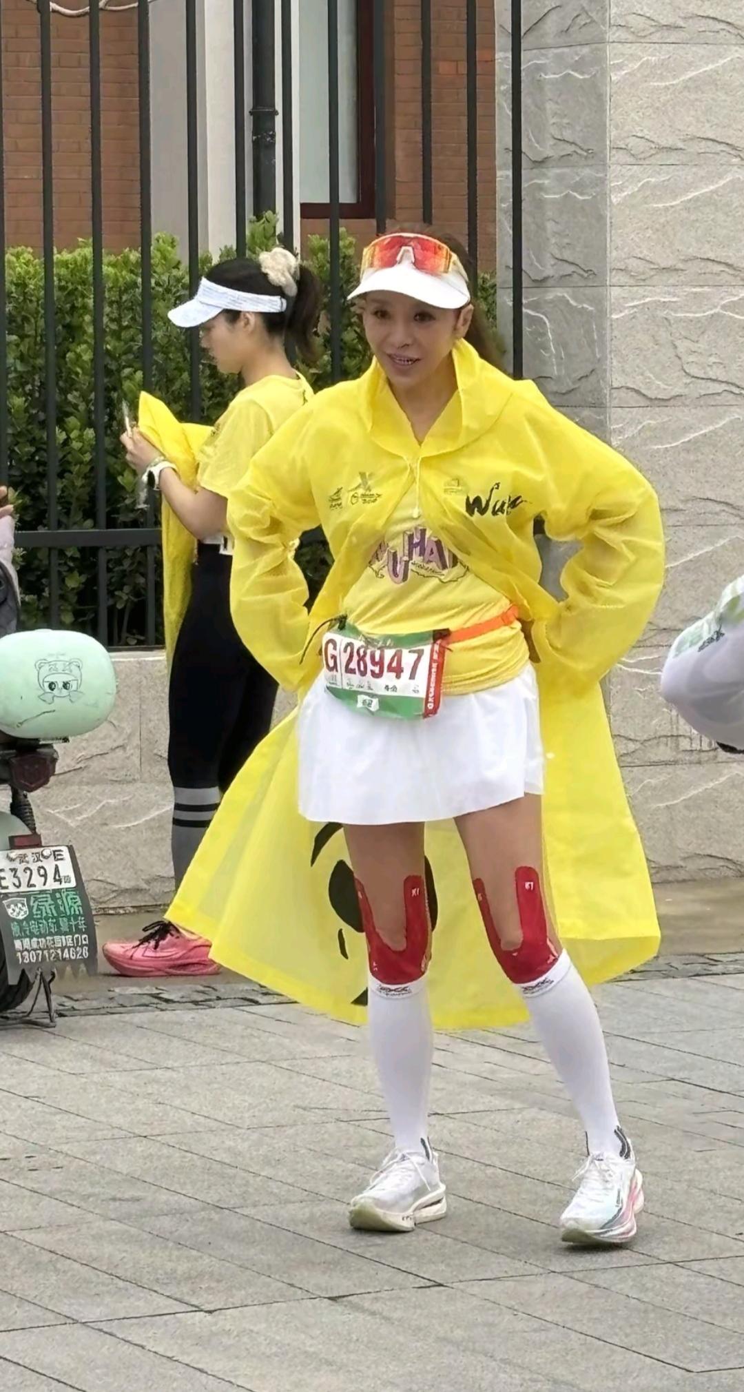 央视主持人朱迅，现身武汉马拉松的现场，这次她不是来主持的，而是来参赛的。