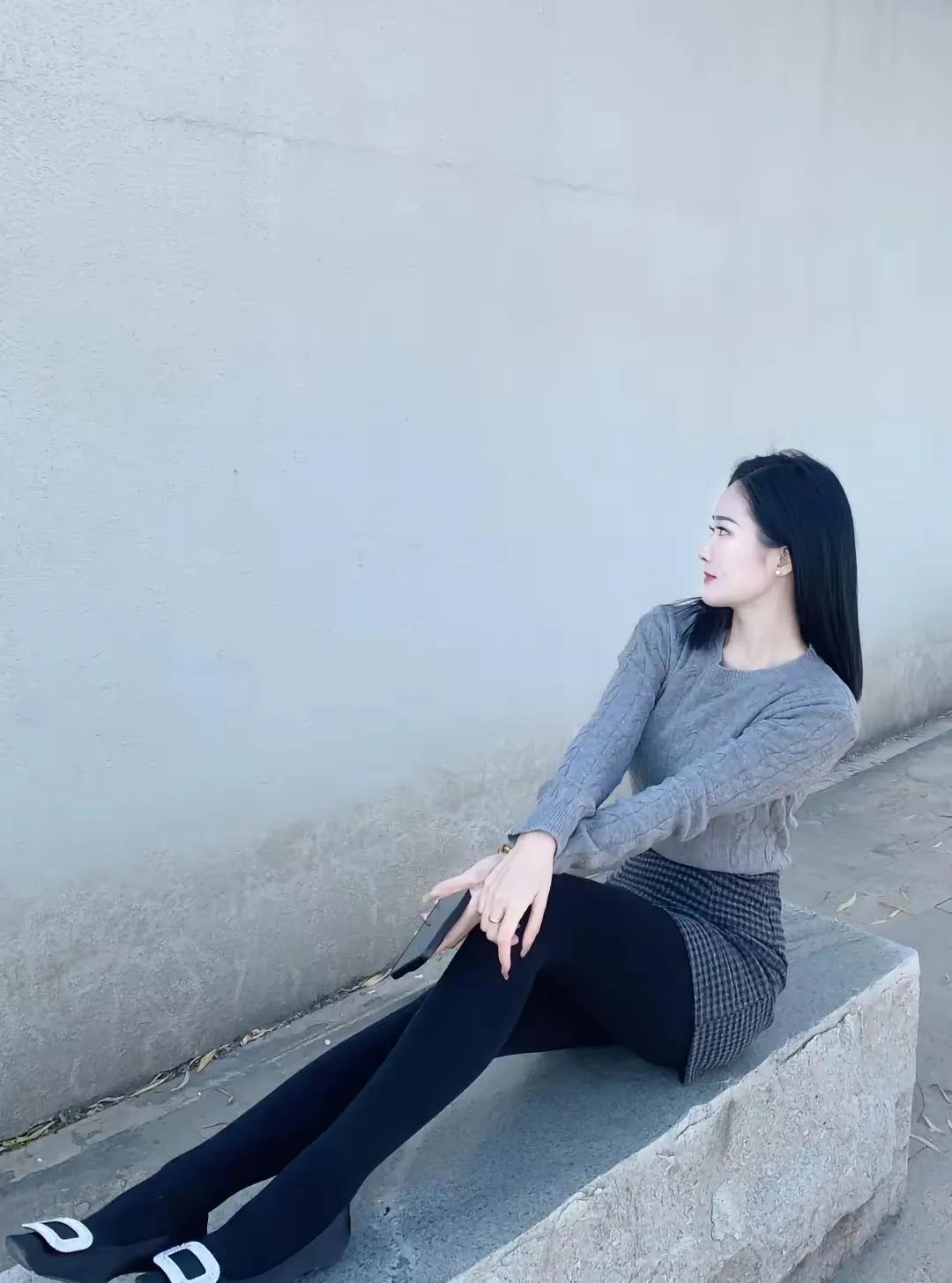 静坐墙边思，秋风入画来。