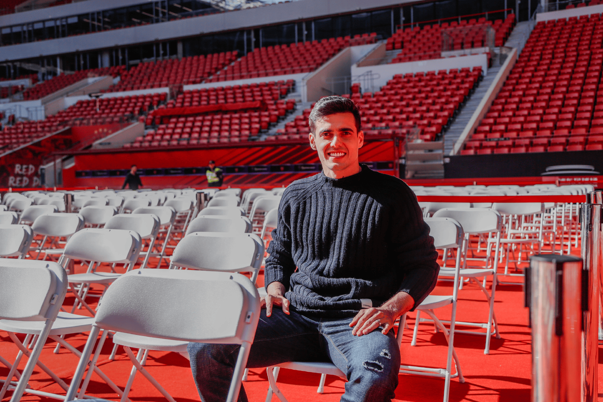 记者: 原海港外援奇塔迪尼到访俱乐部, 拜访昔日教练和队友