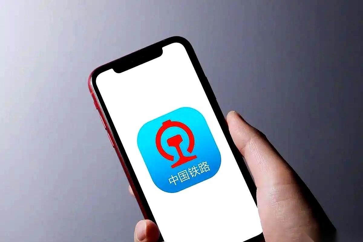 围绕12306买票规则这事，最近网上的口水战彻底沸腾了。你敢信？有人半夜睡得正香