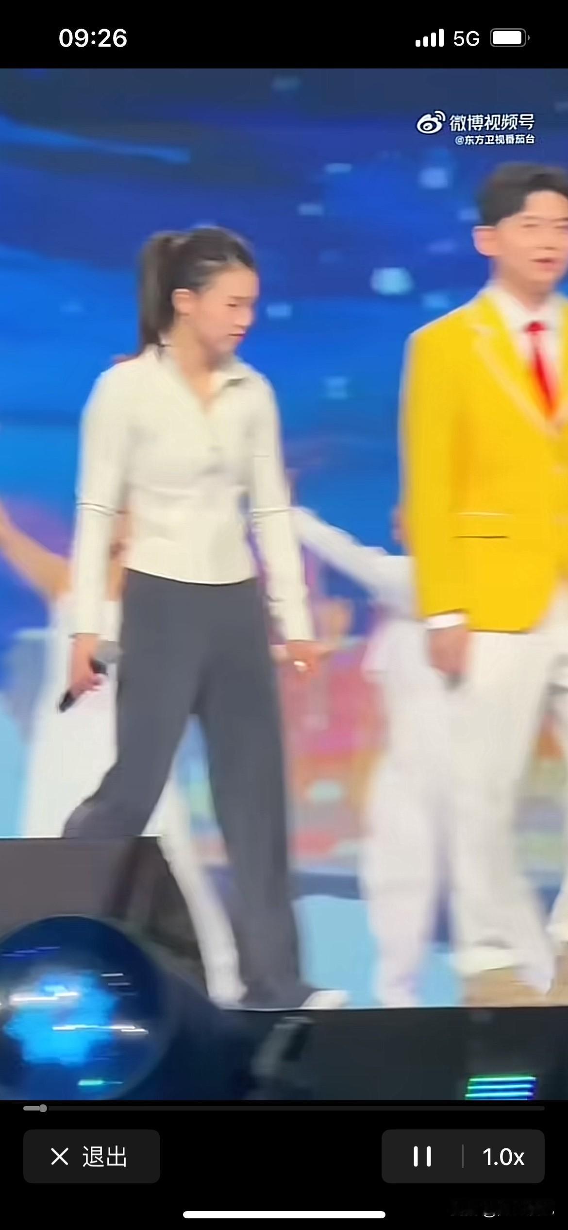 太美了，陈芋汐简直就是人间精灵，从来没有看见如此漂亮的姑娘，亭亭玉立，就是大家的