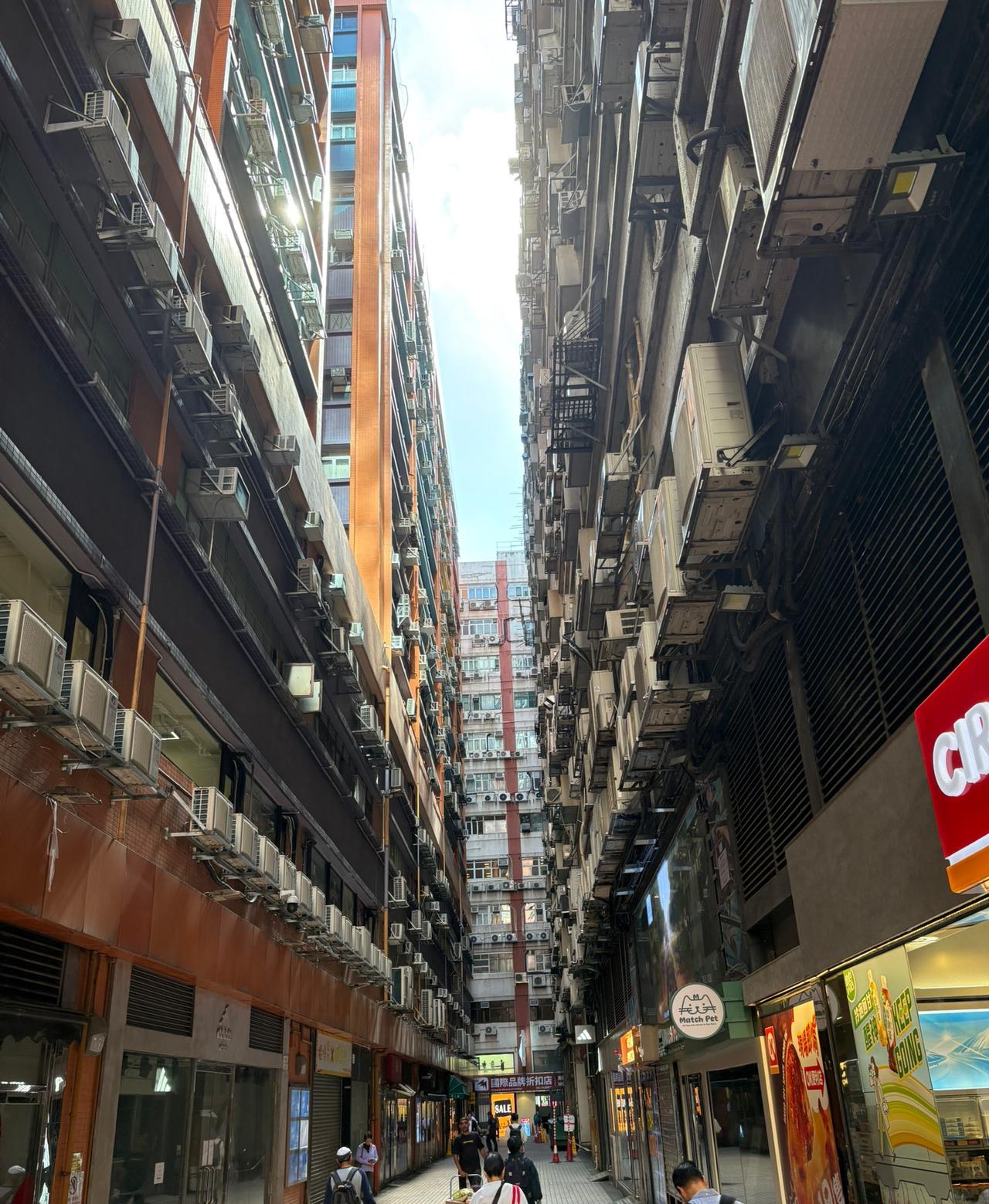 那天去香港，访问一家客户，中午和他们一起吃饭。聊天的过程中，感受到他们的一些观