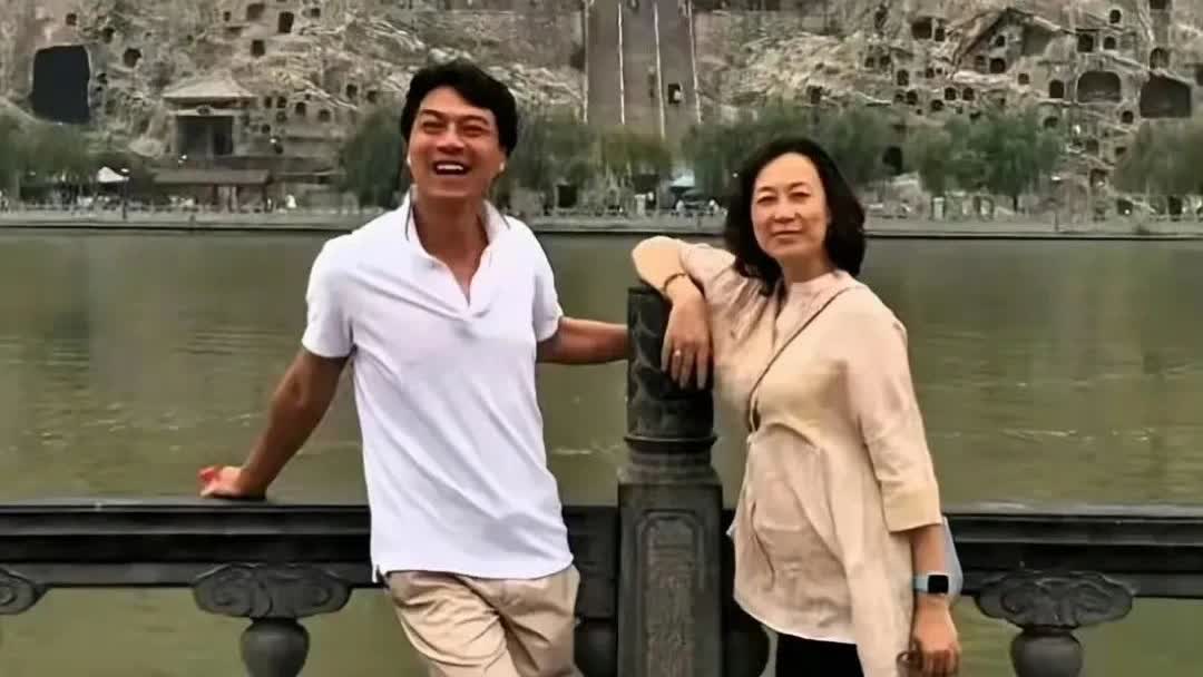 61岁江嘉良似30岁小伙，同框62岁妻子像母子！恩爱多年甜蜜依旧。​​​
