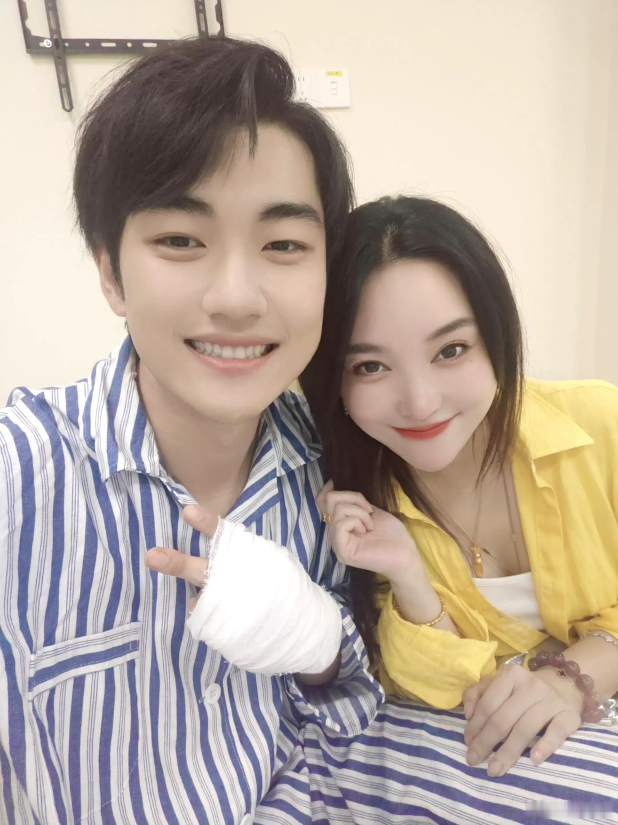 孙丞潇晒与女友金莎探班照，金莎依偎男友身旁，似校园情侣，感情稳定甜蜜。金莎向男友