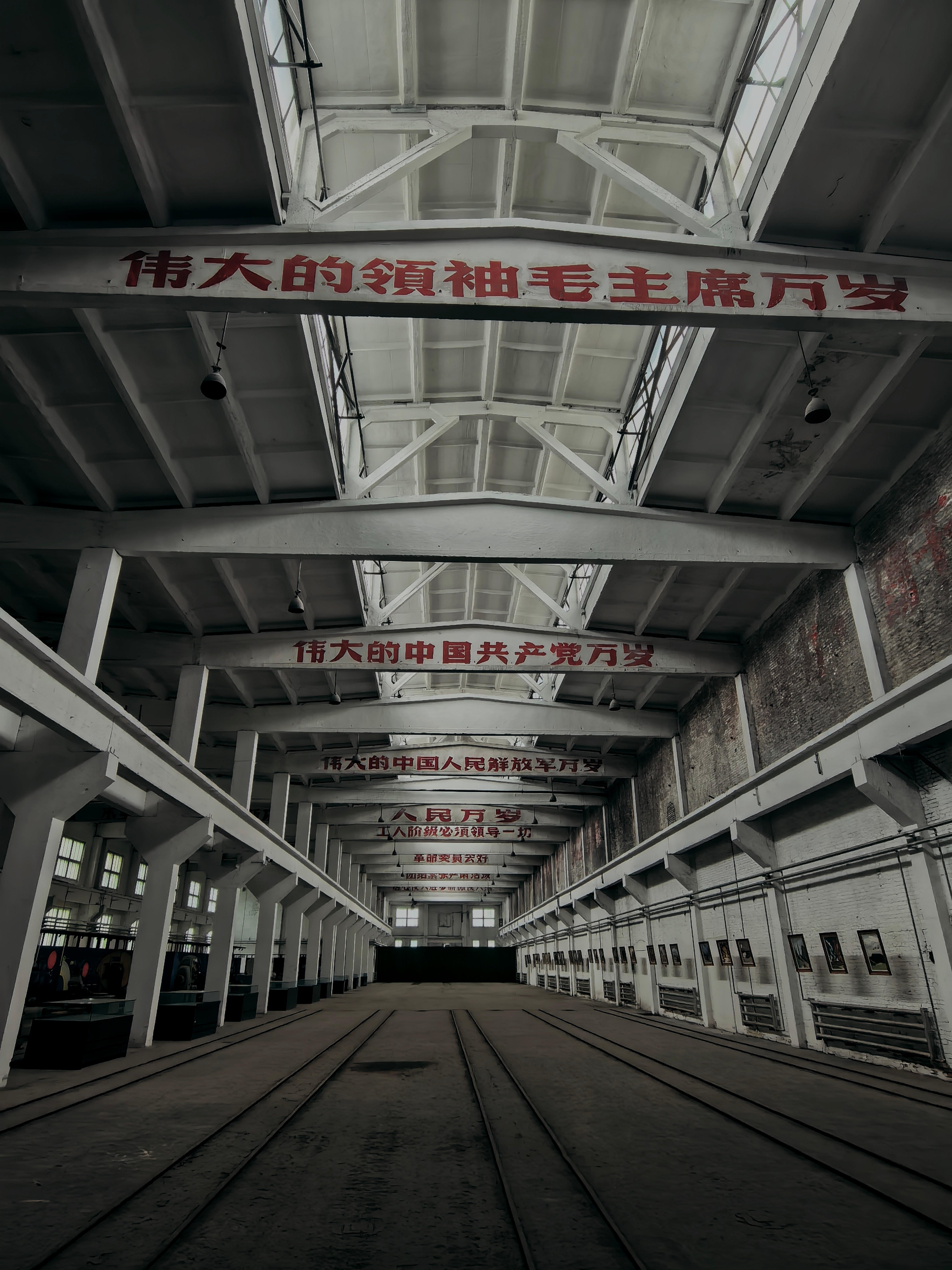 我给大家分享两张我今天拍摄的照片。看看小伙伴们喜不喜欢。海北·二二一基地地下指