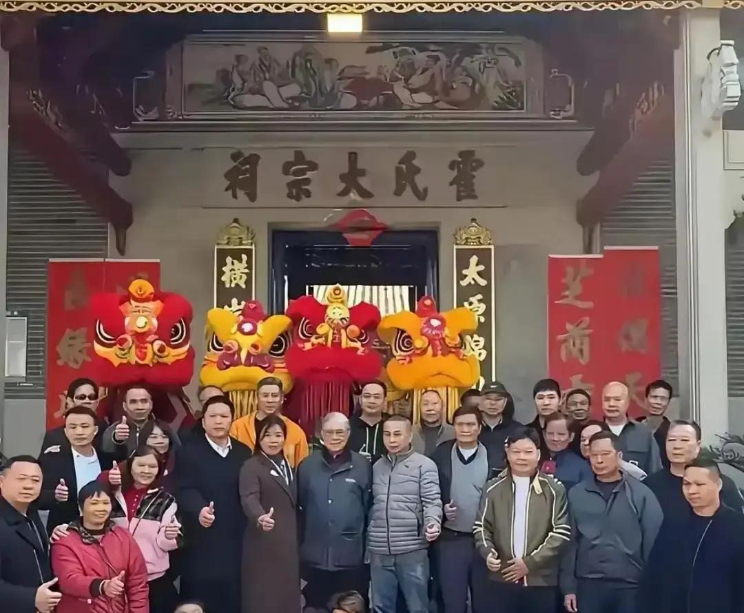 18年不娶，霍震霆图啥？他今年79岁，离婚19年，零绯闻。港圈说他怕后妈分