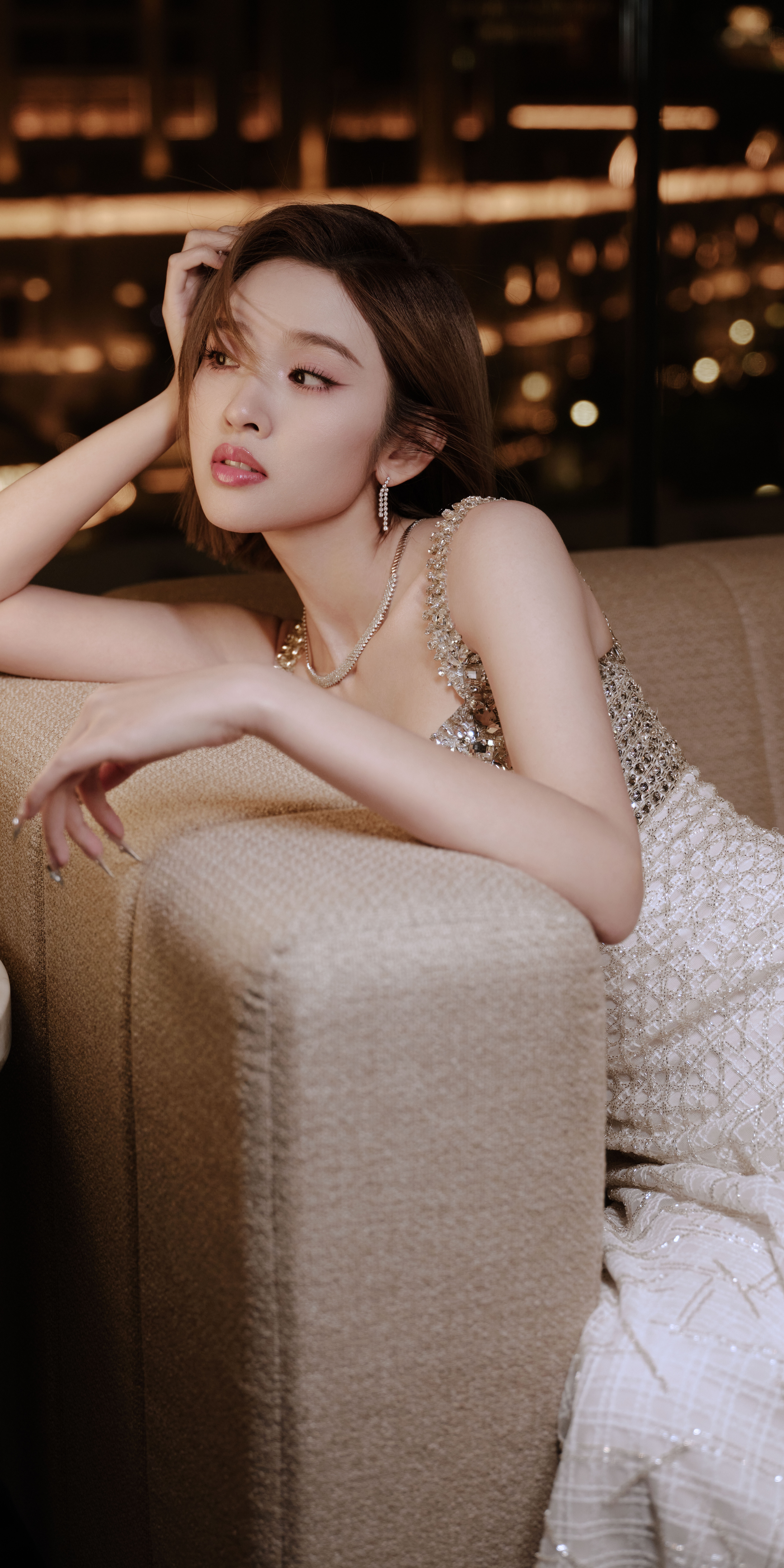 唐艺昕壁纸：银妆吊带，小蛮腰吸睛。唐艺昕