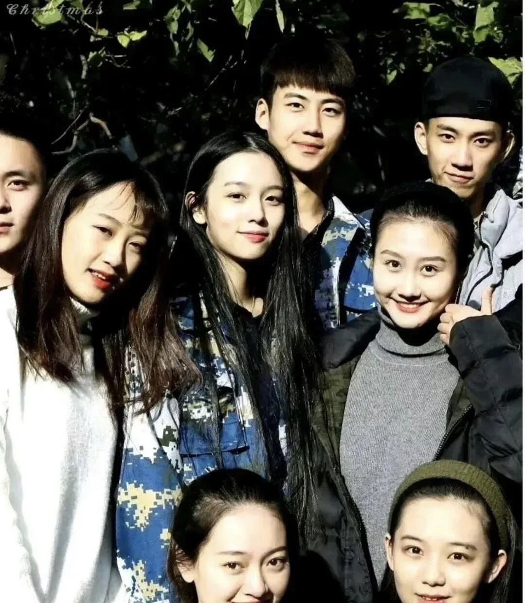 这是多年前北京电影学院的同学们一张留影，那时候最美的一个，却一直默默无闻的。我认