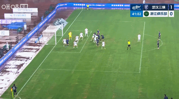 武汉三镇vs浙江队比赛第41分钟，武汉三镇进球！卡迪斯头球破门！！！武汉三镇1